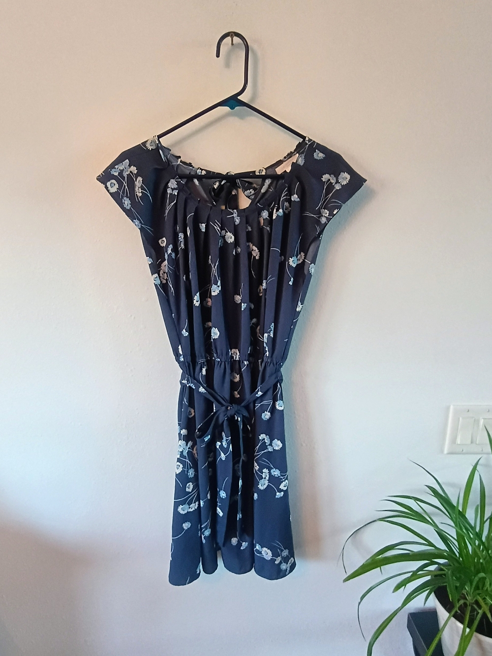 Lauren Conrad LC Navy Floral Fit Flare Dress Tie Back Flutter Sleeve Women's M